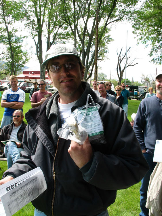 Blaine Perkins gets the raffle prize, an oxygen setup, for early registrants.